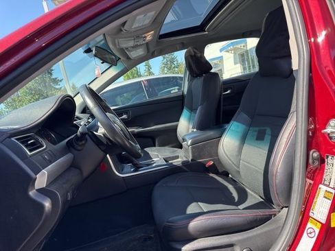 Used 2017 Toyota Camry SE w/ Moonroof Package FWD image 6