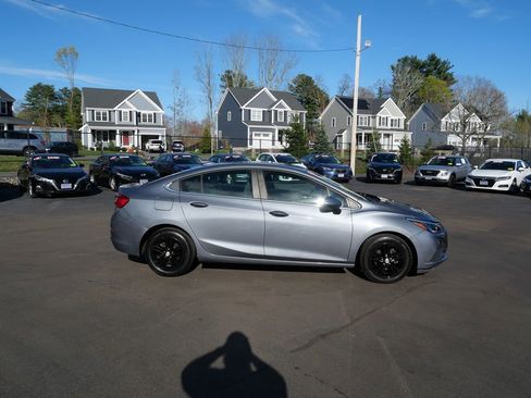 Used 2018 Chevrolet Cruze LT w/ Convenience Package FWD image 8