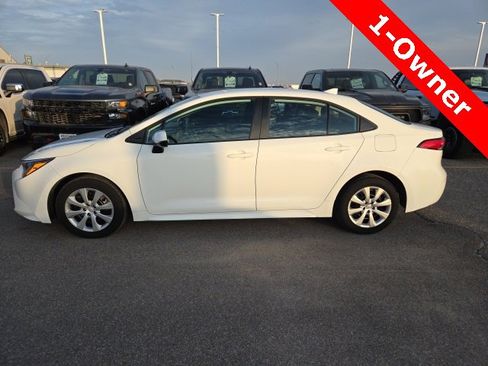 Used 2025 Toyota Corolla LE image 2