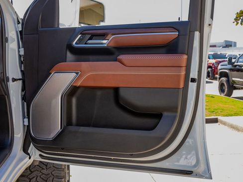 Used 2025 GMC Sierra 2500 Denali Ultimate image 37