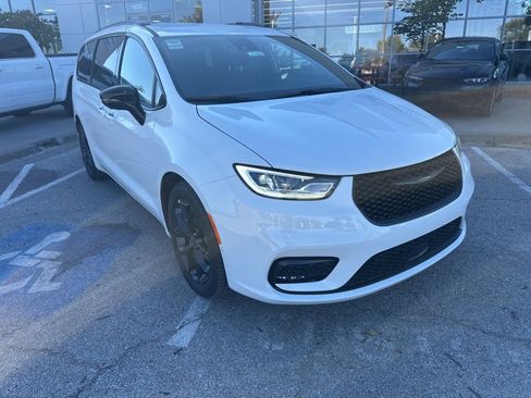 New 2026 Chrysler Pacifica Select image 7