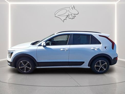 Used 2025 Kia Niro EX image 2