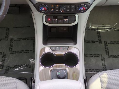 Used 2022 GMC Acadia SLE image 18