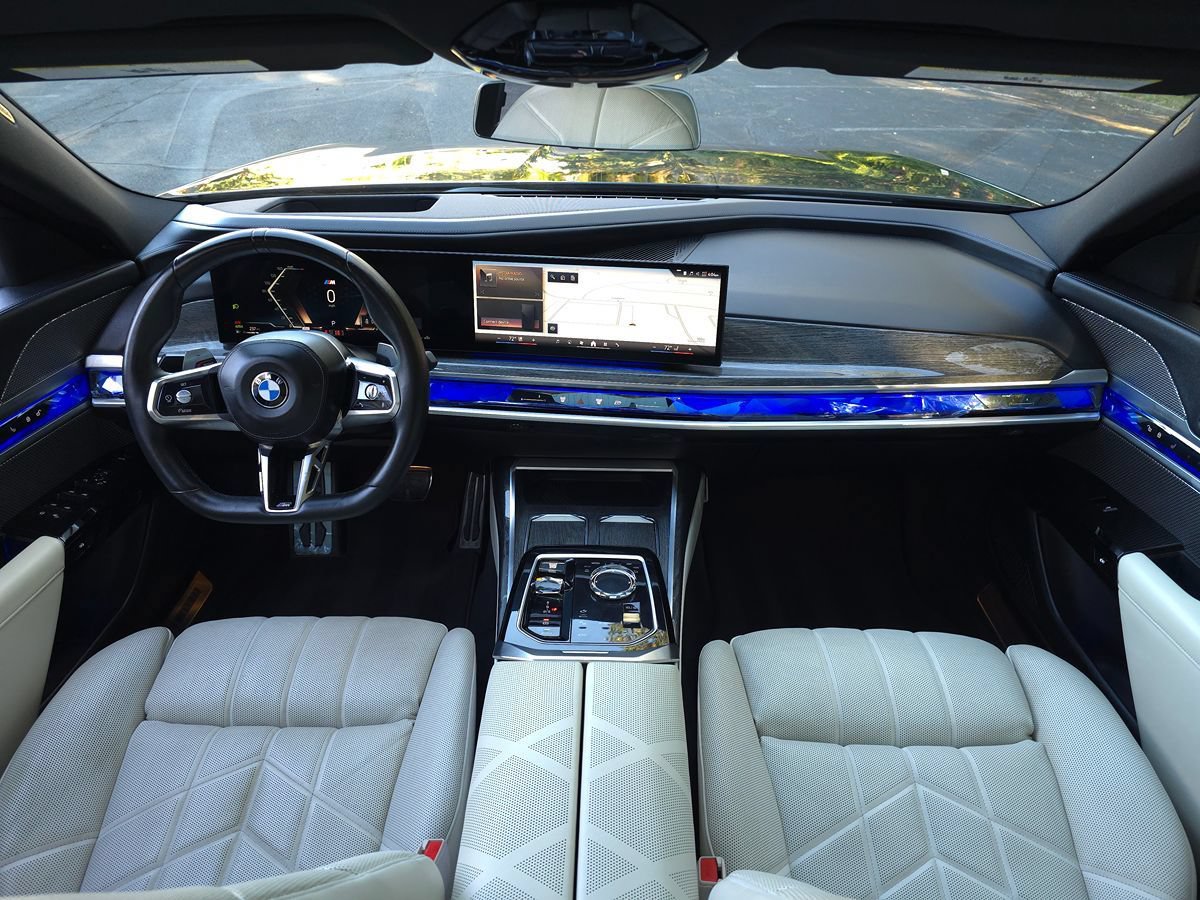 Used 2024 BMW 760i xDrive w/ Premium Package 2 AWD/4WD image 10