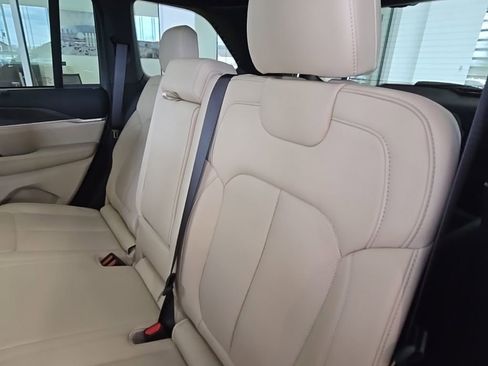 Used 2025 Jeep Grand Cherokee Limited w/ Luxury Tech Group II AWD/4WD image 17