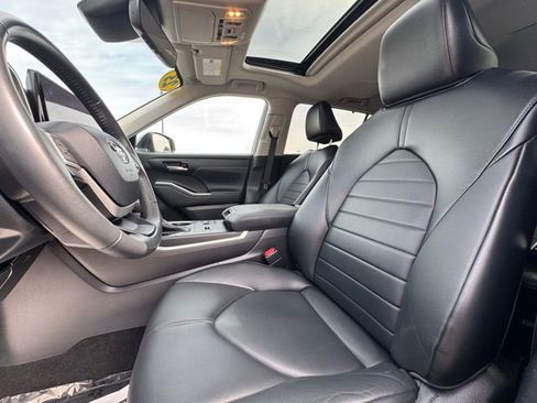 Used 2023 Toyota Highlander XLE AWD/4WD image 12