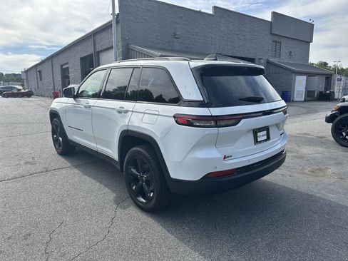 Used 2023 Jeep Grand Cherokee Limited w/ Luxury Tech Group II RWD image 7