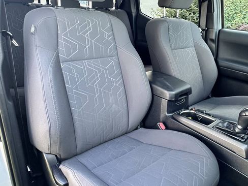 Used 2018 Toyota Tacoma TRD Sport AWD/4WD image 21
