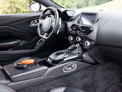 Used 2021 Aston Martin V8 Vantage Coupe image 35