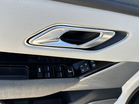 Used 2019 Land Rover Range Rover Velar R-Dynamic SE image 17