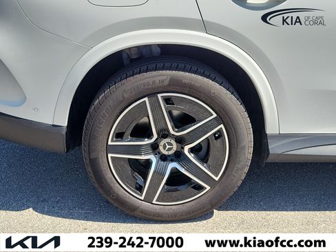 Used 2025 Mercedes-Benz GLC 300 4MATIC image 9