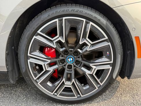 Used 2025 BMW 550e xDrive w/ Executive Package AWD/4WD image 18