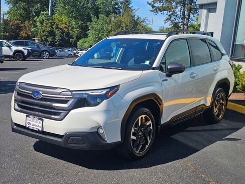Used 2025 Subaru Forester Premium AWD/4WD image 3