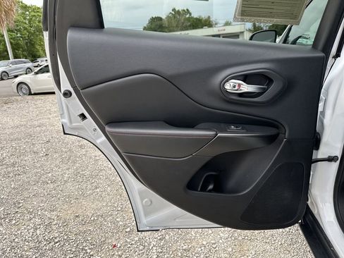 Used 2019 Jeep Cherokee Trailhawk image 28