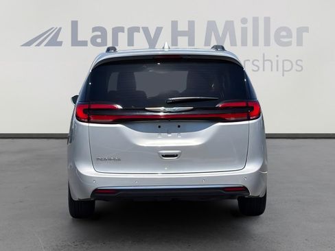 Used 2022 Chrysler Pacifica Touring-L FWD image 5