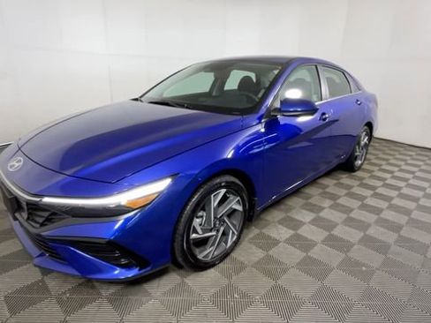 Used 2025 Hyundai Elantra SEL FWD image 11