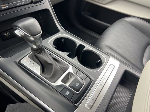 Used 2022 Kia Carnival LX image 16