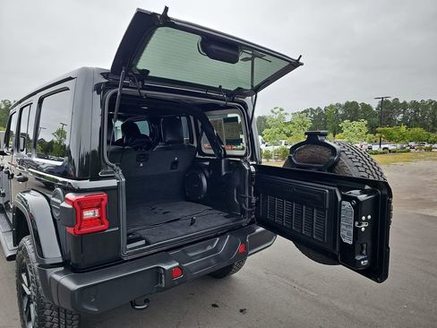 Used 2021 Jeep Wrangler Unlimited Sahara AWD/4WD image 17