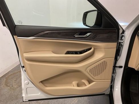 Used 2025 Jeep Grand Cherokee Limited w/ Luxury Tech Group II image 27