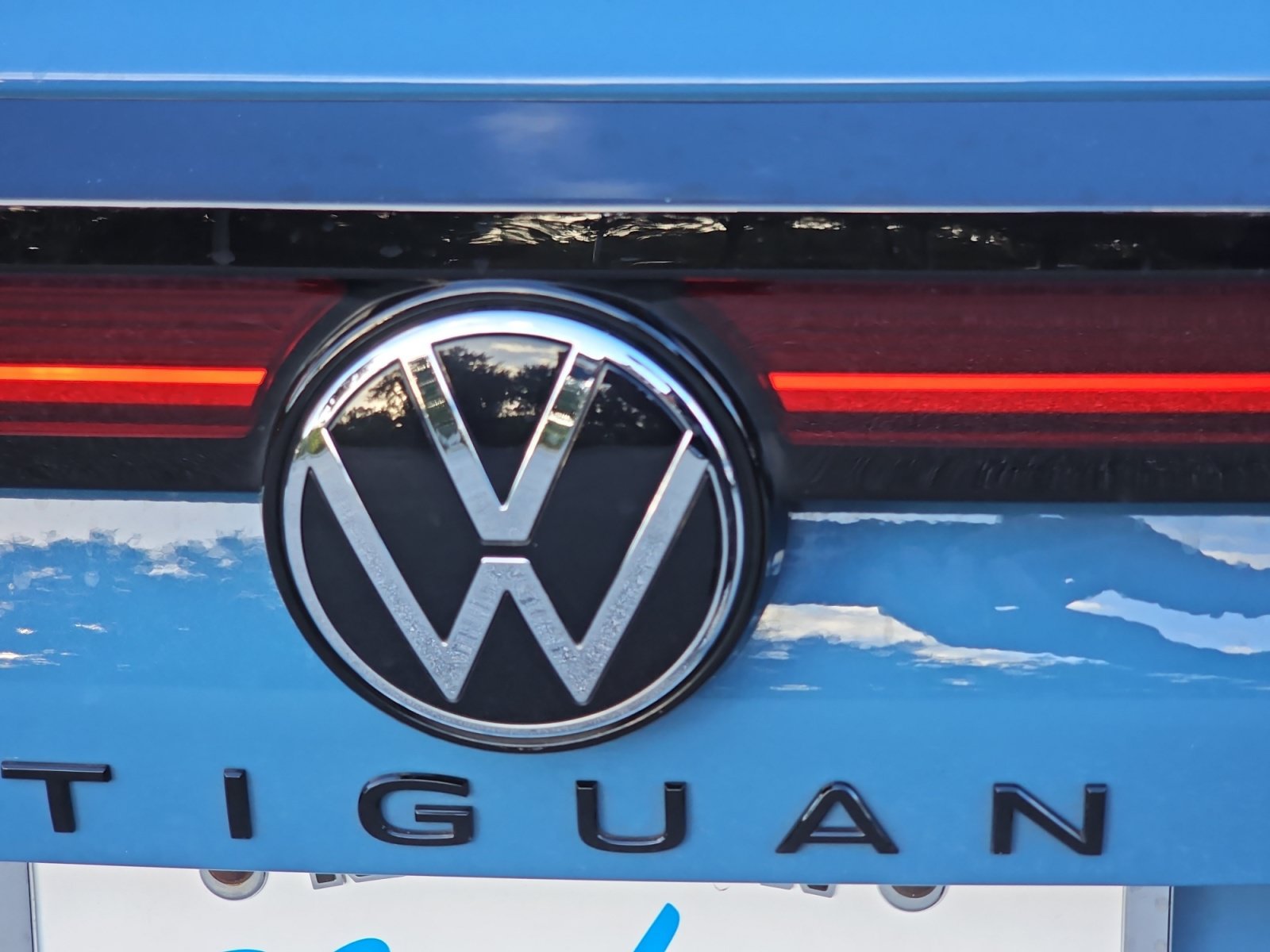 Used 2025 Volkswagen Tiguan SE R-Line AWD/4WD image 34