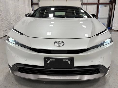 Used 2024 Toyota Prius Limited w/ Limited Premium Package FWD image 2