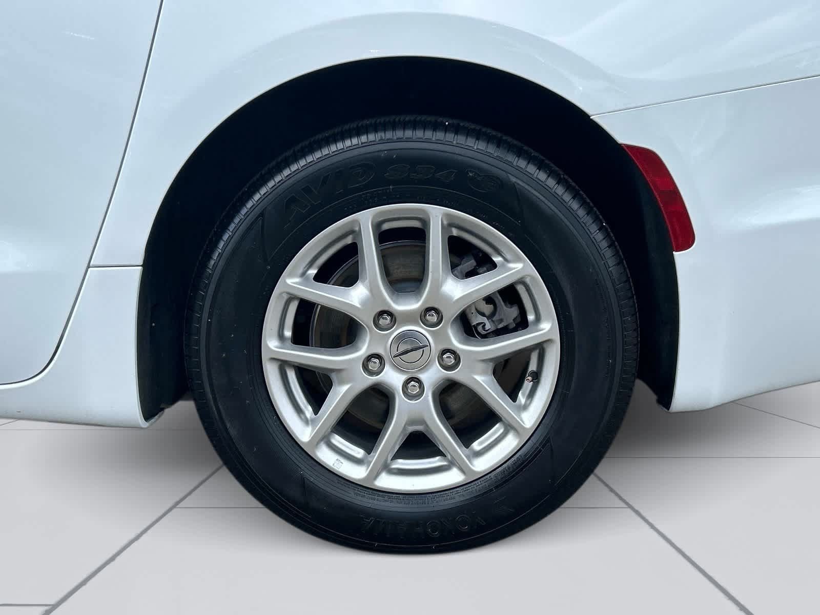 Used 2024 Chrysler Pacifica Touring-L FWD image 9