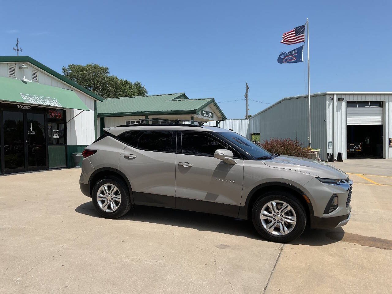 Used 2021 Chevrolet Blazer LT FWD image 2