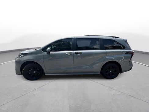 Used 2025 Toyota Sienna XLE Woodland Edition AWD/4WD image 9
