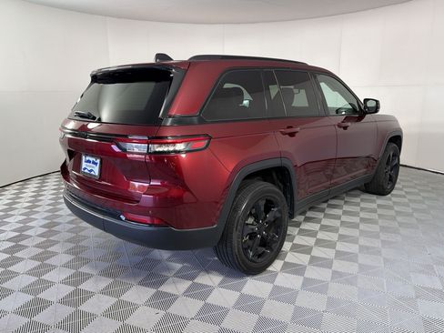 Used 2023 Jeep Grand Cherokee Altitude AWD/4WD image 9