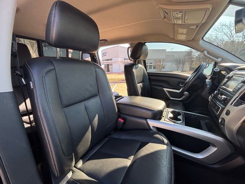 Used 2018 Nissan Titan SL image 17