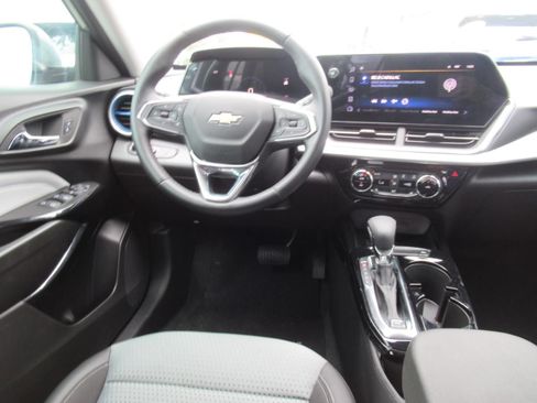 Used 2025 Chevrolet Trax LT w/ Sunroof Package FWD image 13
