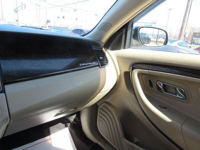 Used 2017 Ford Taurus Limited FWD image 16