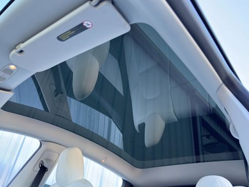 Used 2021 Tesla Model Y Long Range image 12