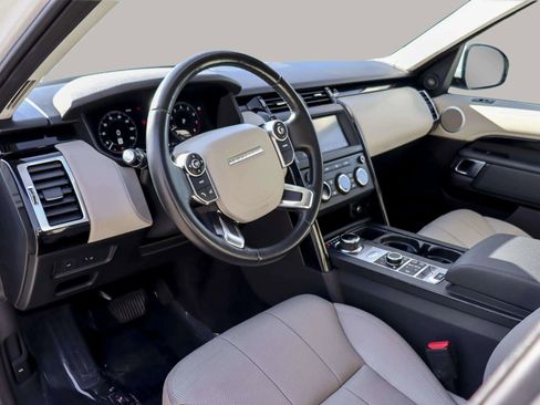 Used 2018 Land Rover Discovery SE image 16