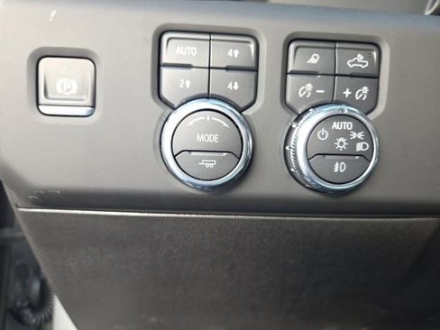 Used 2025 GMC Sierra 2500 AT4 image 14