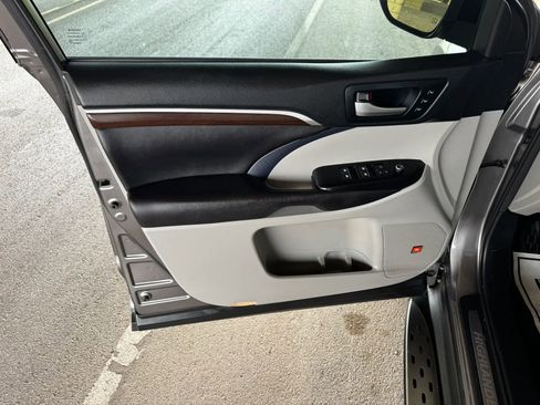 Used 2016 Toyota Highlander Limited image 9