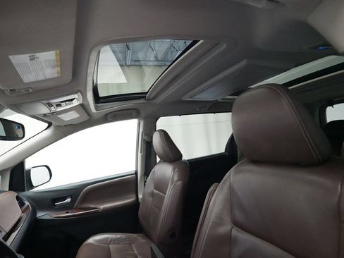 Used 2018 Toyota Sienna Limited Premium w/ Carpet Mat Package AWD/4WD image 34
