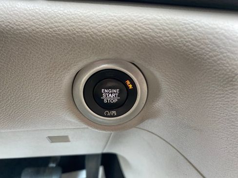 Used 2019 Chrysler Pacifica Touring-L FWD image 21