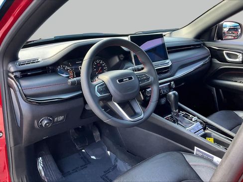 Used 2025 Jeep Compass Trailhawk AWD/4WD image 17