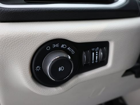 Used 2024 Chrysler Pacifica Touring-L image 43