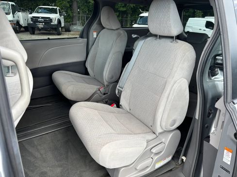 Used 2015 Toyota Sienna LE FWD image 13
