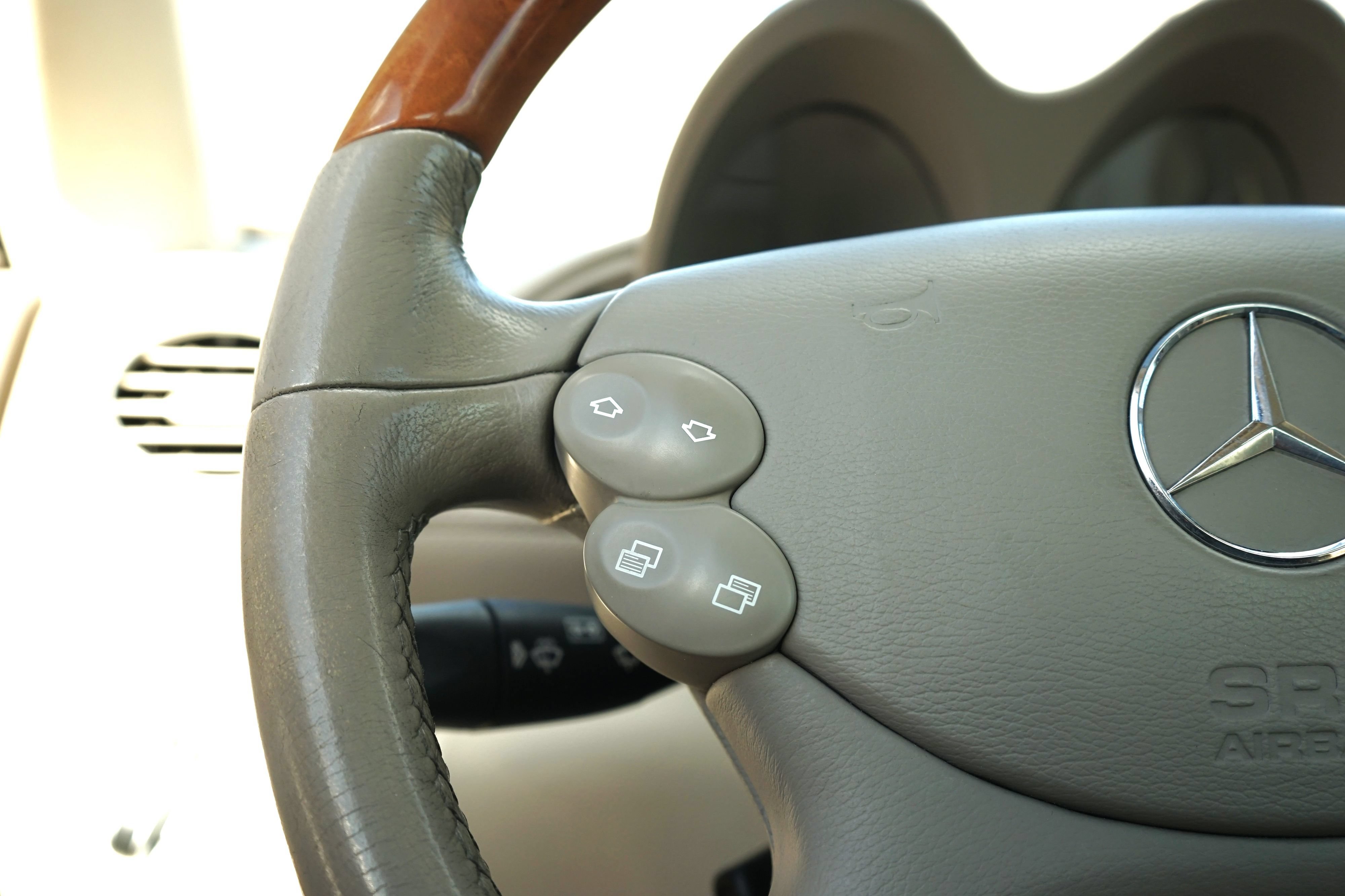 Used 2004 Mercedes-Benz SL 500 image 16