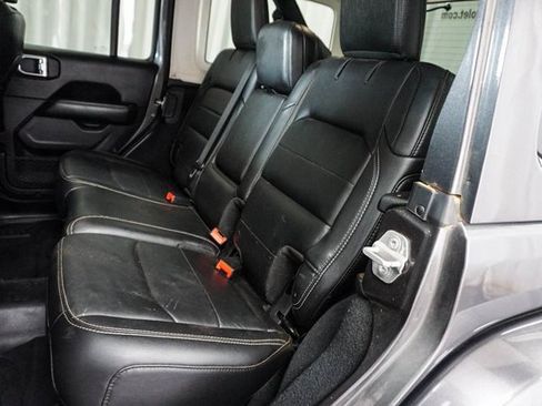 Used 2018 Jeep Wrangler Unlimited Sahara image 13