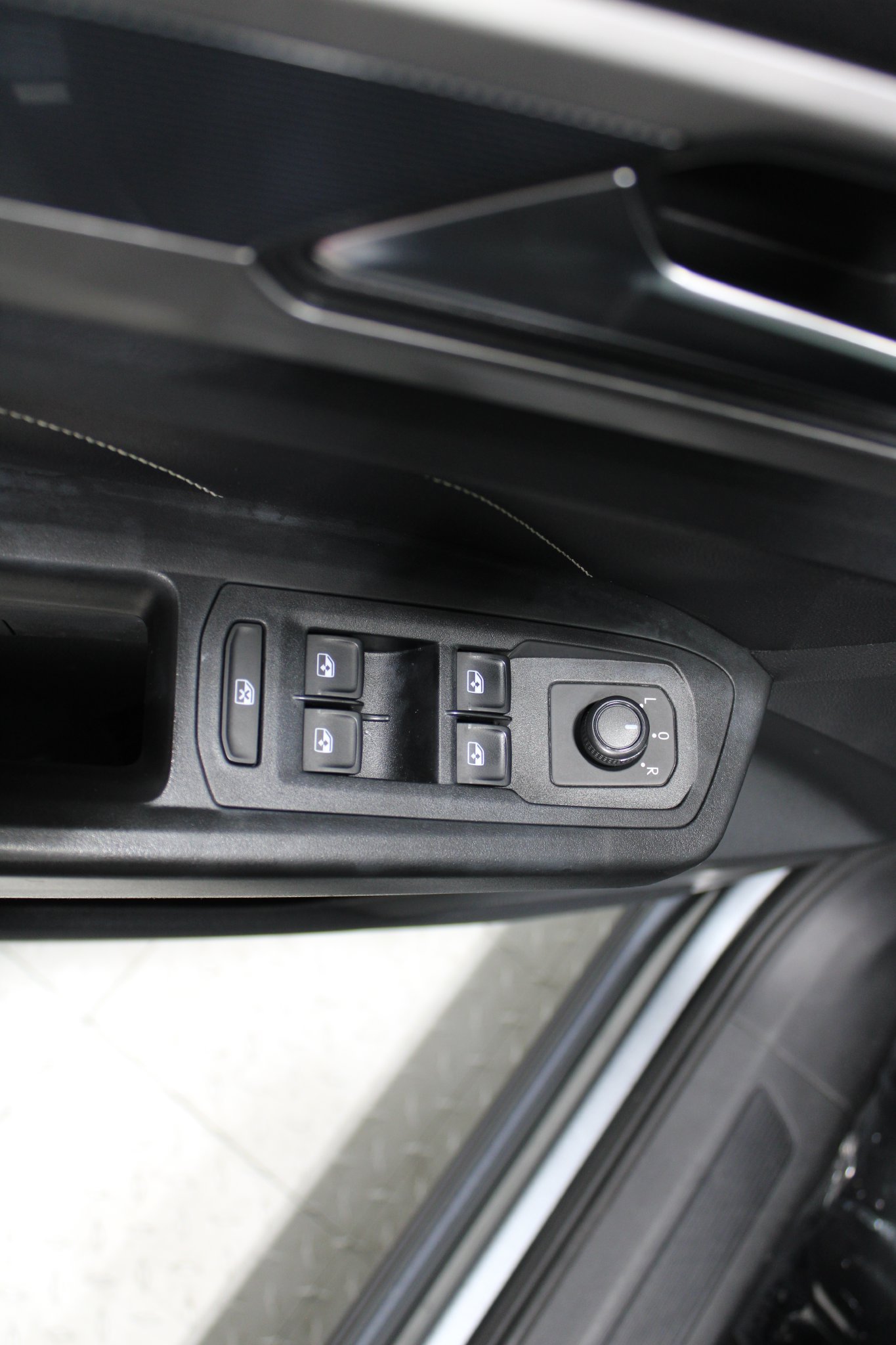 Used 2020 Volkswagen Atlas Cross Sport SEL R-Line AWD/4WD image 43