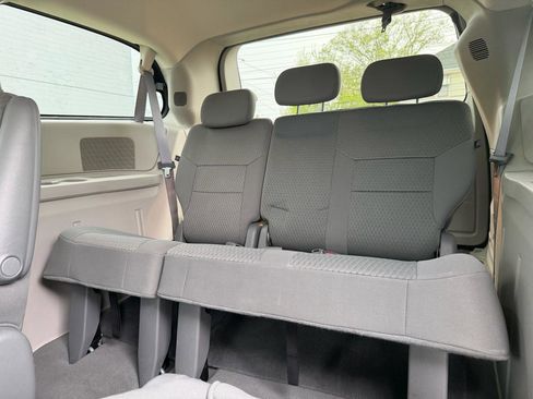 Used 2008 Chrysler Town & Country Touring FWD image 9