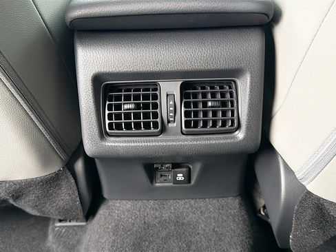 Used 2025 Toyota Camry SE image 18