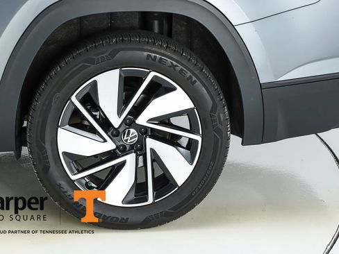 Used 2025 Volkswagen Atlas SE w/ Panoramic Sunroof Package FWD image 6