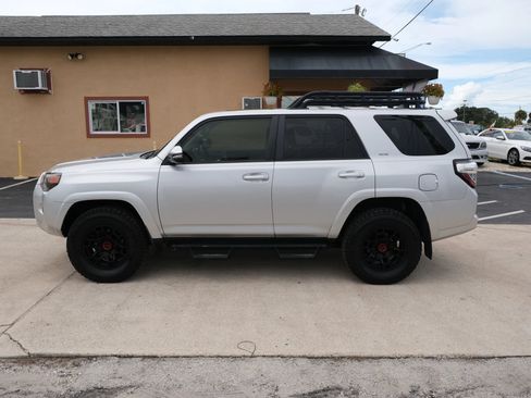 Used 2022 Toyota 4Runner SR5 Premium w/ Moonroof Package AWD/4WD image 8
