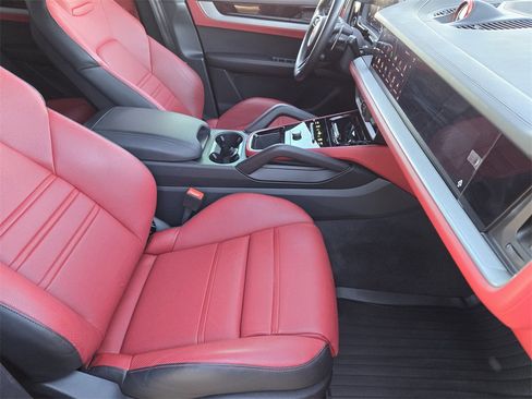 Used 2024 Porsche Cayenne S image 9