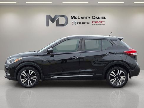 Used 2019 Nissan Kicks SR w/ SR Premium Package image 3
